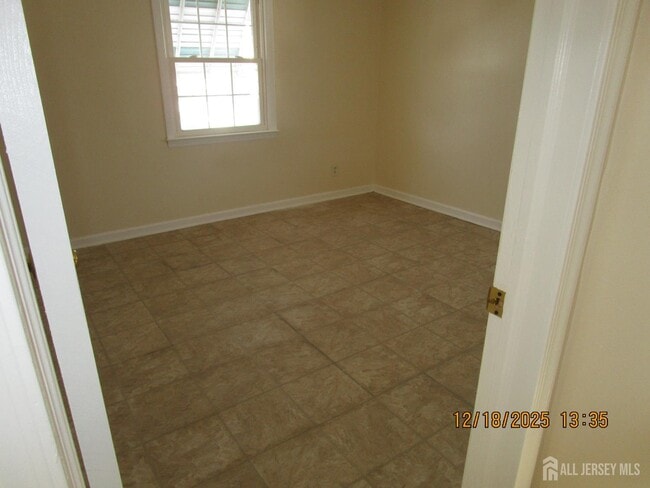 Building Photo - 25 Hull Dr