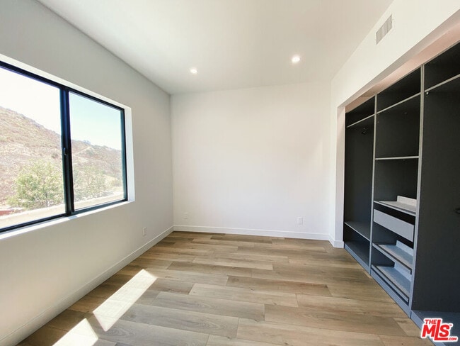 Building Photo - 1700 Cadenhorn Dr