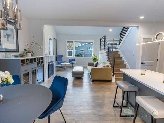 Building Photo - Fully Furnished Lake Oswego Gem!!!!