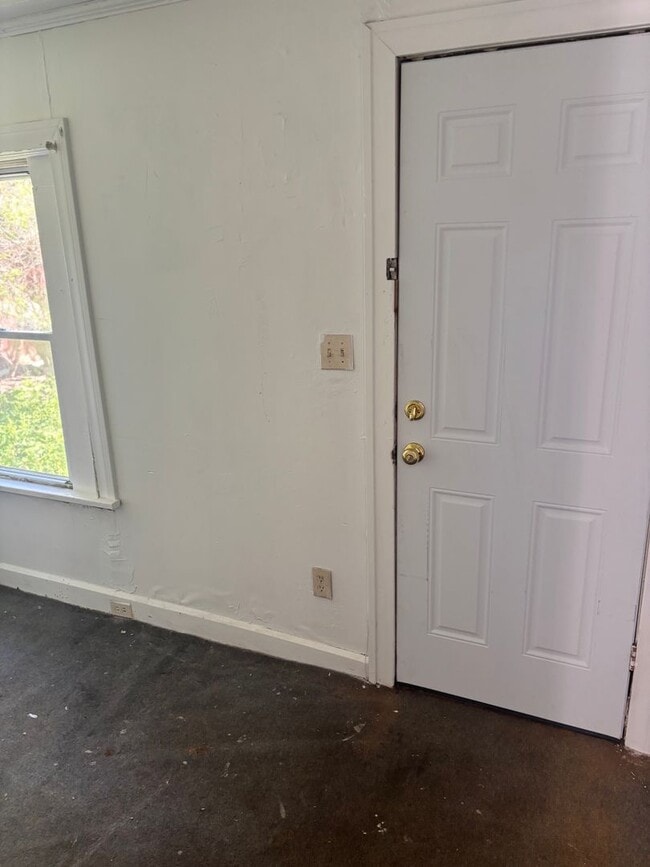 Building Photo - Section 8 Accepted! 5 BR 2 BA