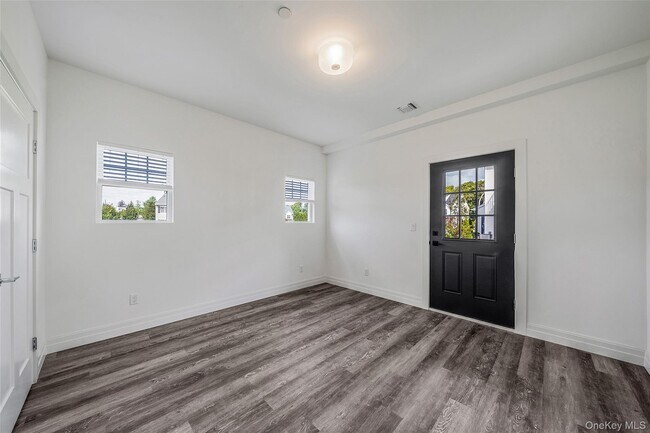 Building Photo - 725 Eastview Dr