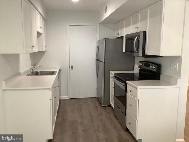 Building Photo - 12 Normandy Square Ct