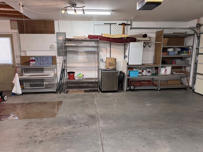 Building Photo - Fully Furnished 3Bed, 2Bath, 2Car Garage i...