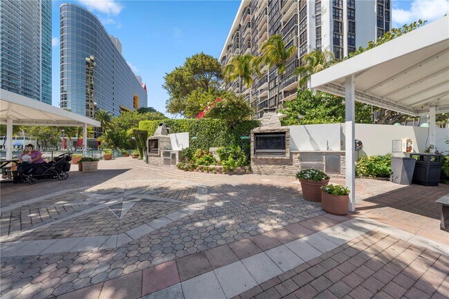 Building Photo - 1925 Brickell Ave