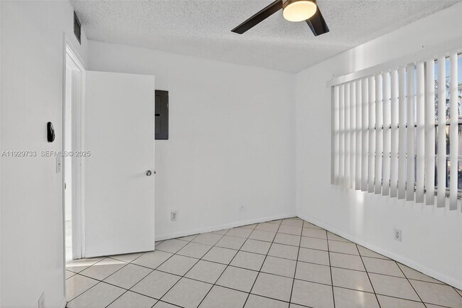 Building Photo - 900 SW 128th Ave