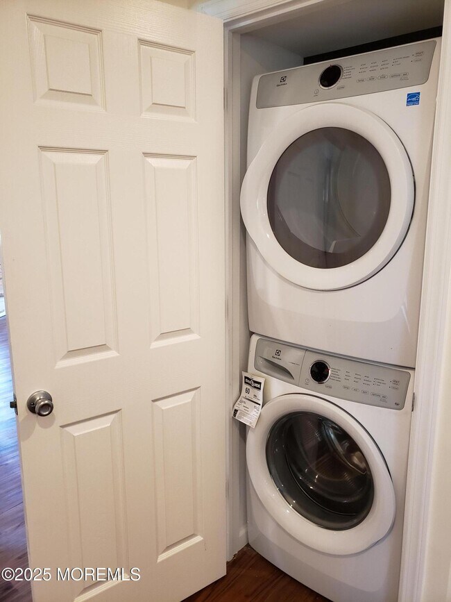 Building Photo - 158 Monmouth Rd