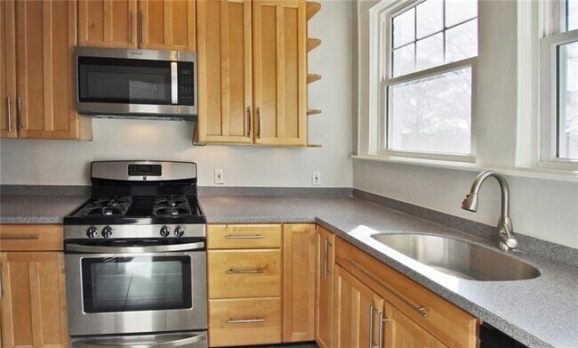 Building Photo - 425 10th St NE