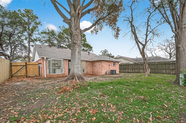 Building Photo - 16235 La Terra Dr