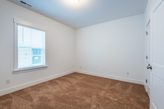 Building Photo - Gorgeous 4+ Bedroom Home in 12 Oaks