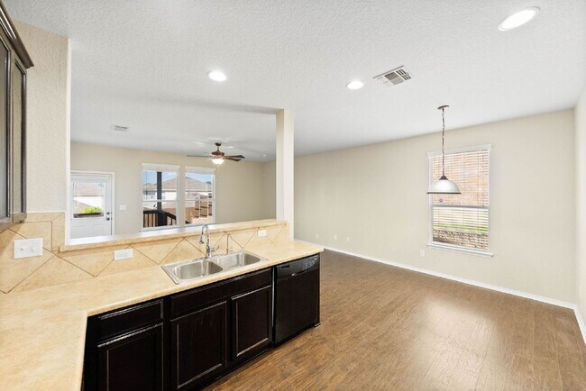 Building Photo - Flexible 5-Bedroom Rental Home in Alamo Ra...