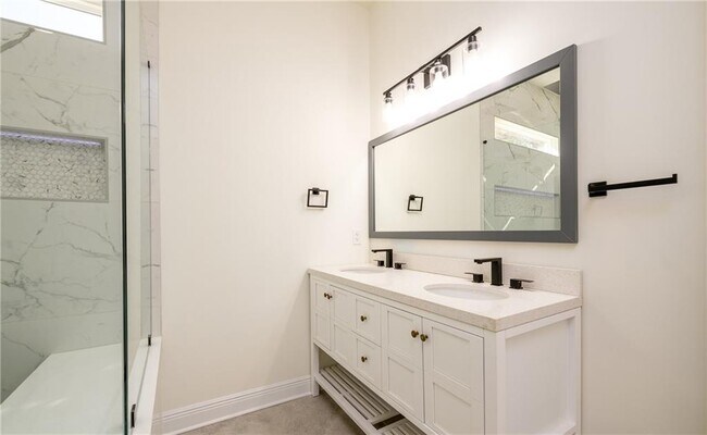 Building Photo - 537 Stillwood Dr