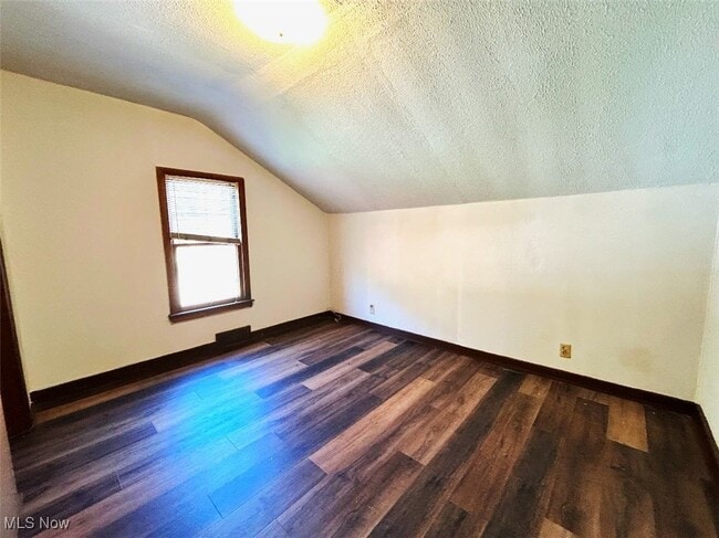 Building Photo - 828 Cove Rd