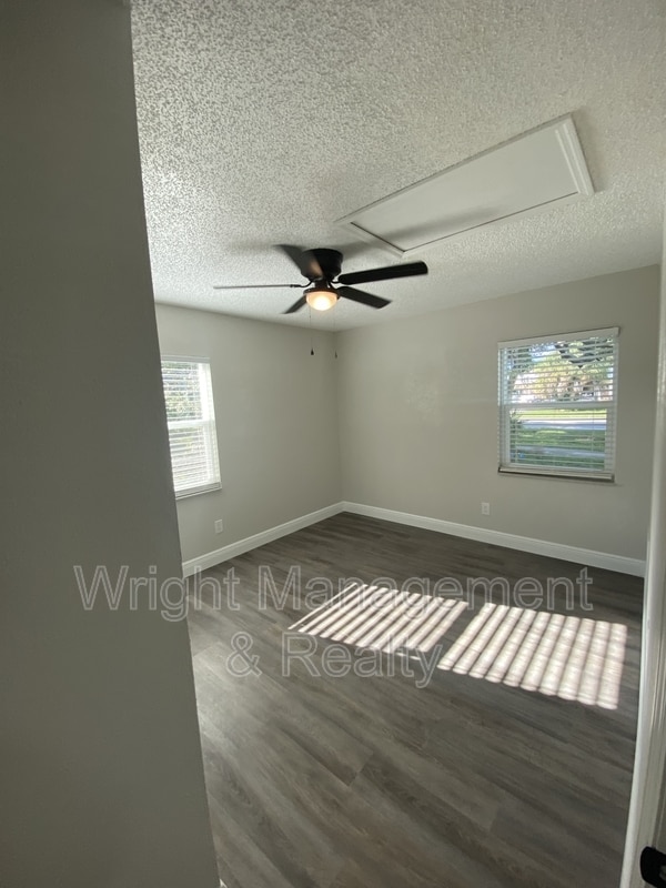 Building Photo - 206 St Petersburg Dr E