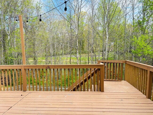 Building Photo - Incredible 4 bedroom/5 bath Tri-level home in Willoughby Park in NW Greensboro with finished base...