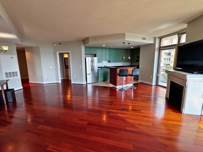 Building Photo - Luxury Fully Furnished 2BR/2BA Corner Cond...