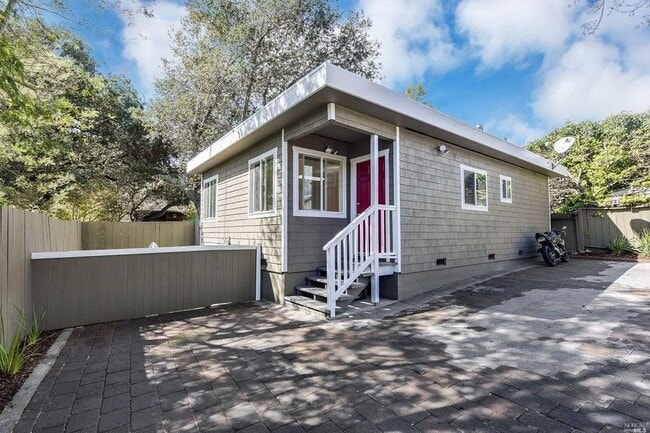 Primary Photo - 1385 1/2 Sir Francis Drake Blvd, Unit 1