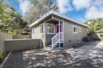 Building Photo - 1385 1/2 Sir Francis Drake Blvd, Unit 1