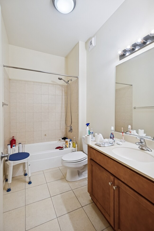Building Photo - 450 E Waterside Dr