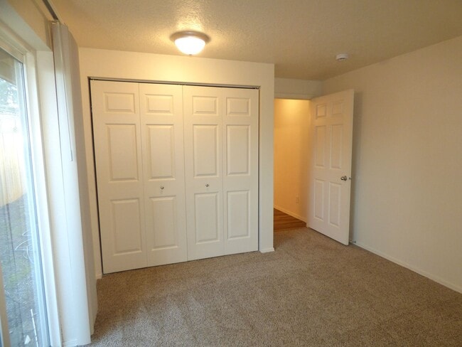 Building Photo - Rent Special: 1/2 Off March's Rent - Ground Level 2 Bed 1 Bath W/ Air Conditioning