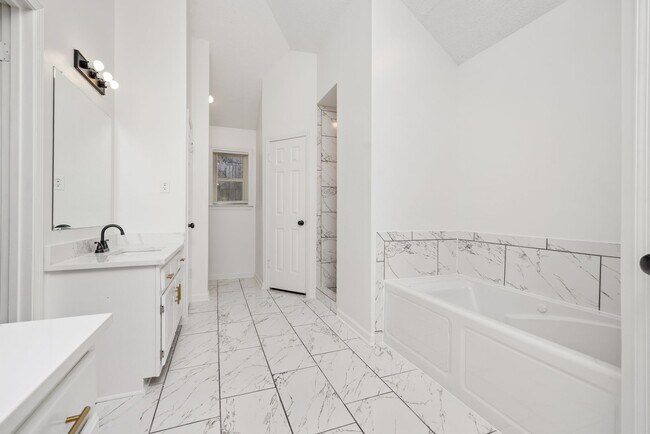 Building Photo - 3 Bedroom, 2 bath with a bonus room near B...
