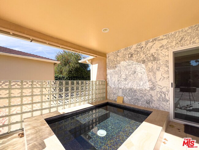 Building Photo - 15424 Camarillo St