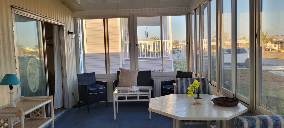 sitting area - 3618 Stockton Rd