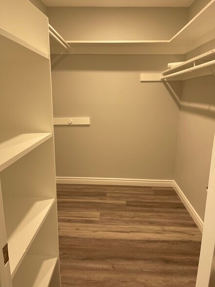 Building Photo - 1127 E Del Mar Blvd