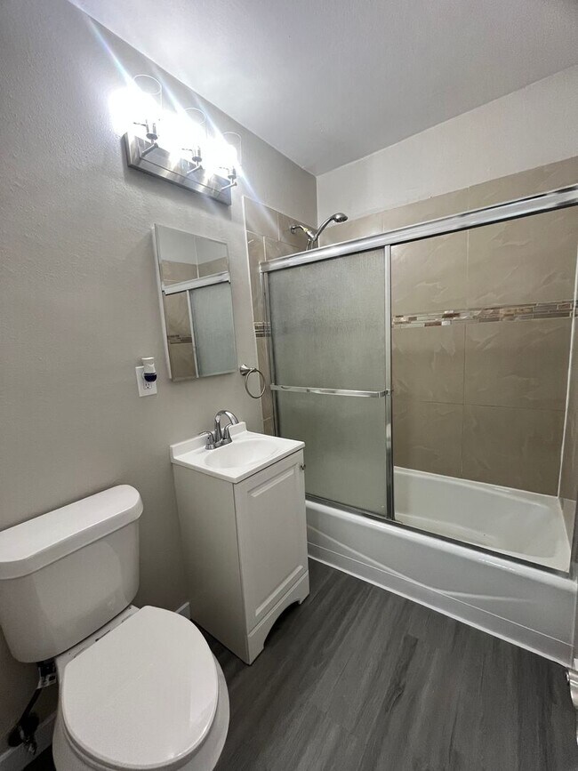 Building Photo - SPACIOUS 2 BEDROOM 1 BATH UPSTAIRS