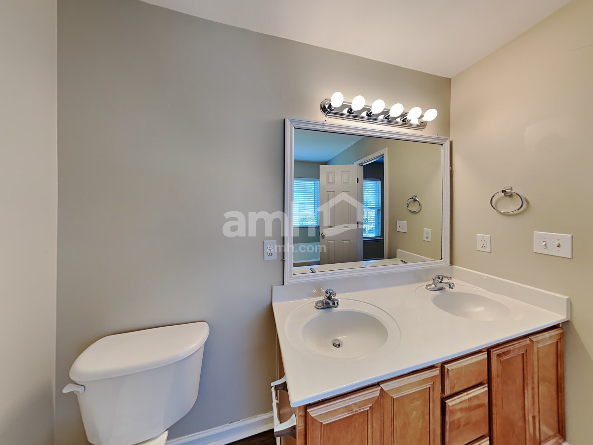 Building Photo - 1308 Chapman Ct