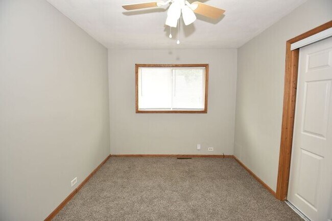 Building Photo - Mishawaka 3 bedroom ranch with large family room and fenced yard