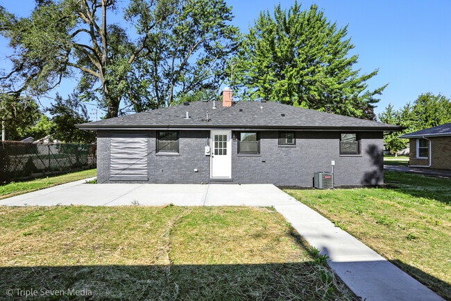 Building Photo - 8053 Newland Ave