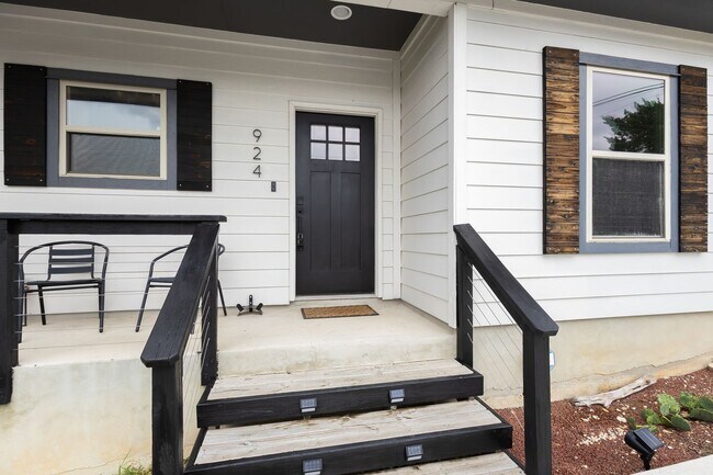 Building Photo - 924 Scenic Hills Dr