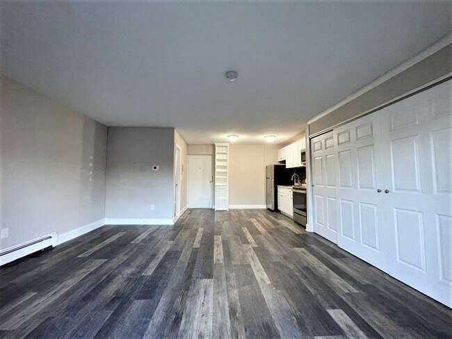 Building Photo - 625 Main St