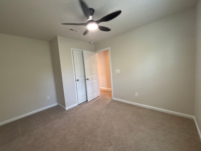 Building Photo - Spacious 5-Bedroom Home in Dillon Lakes