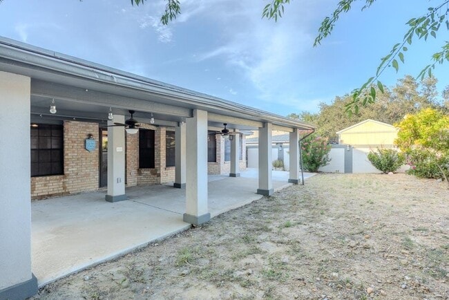 Building Photo - 1425 Longhorn Dr
