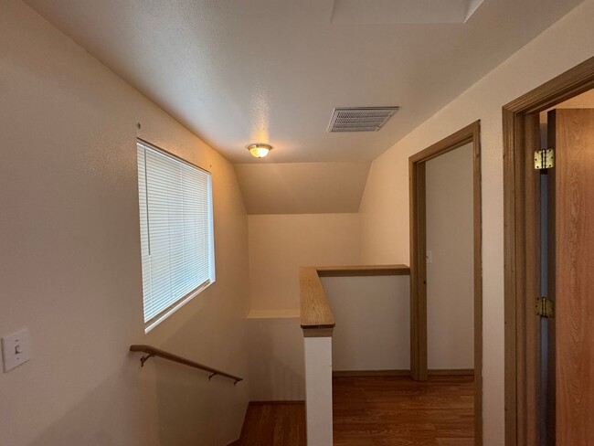 Building Photo - Charming Three Bedroom Near Pacific Ave!