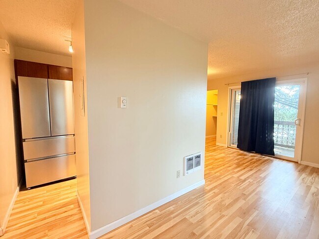 Building Photo - 8590 SW Canyon Ln
