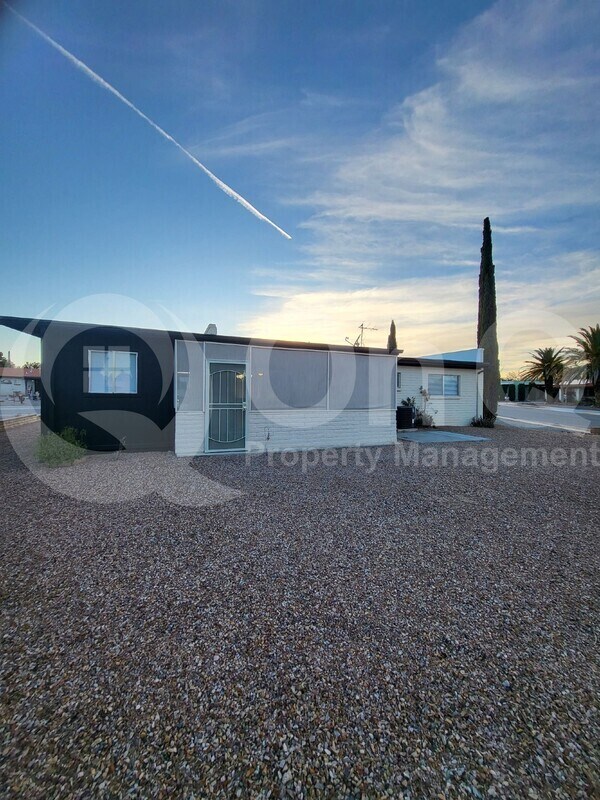 Building Photo - 905 S La Bellota