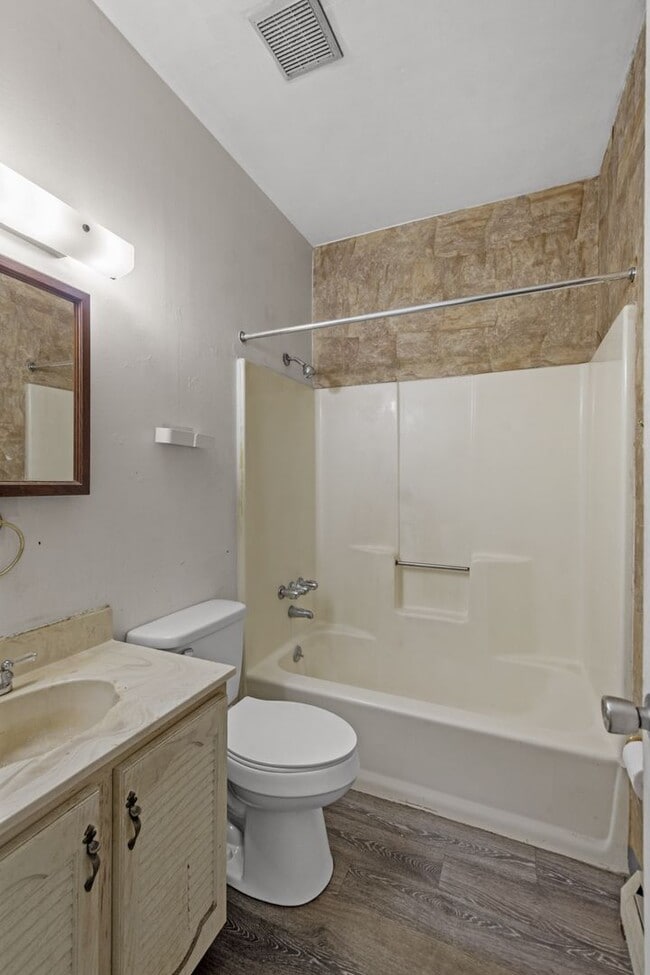 Building Photo - 2232 Woodstock Ave