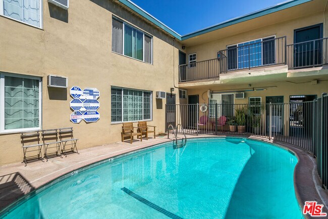 Building Photo - 1330 S Barrington Ave