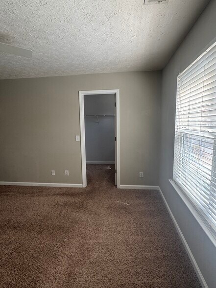 Building Photo - 2320 Lexington Ln