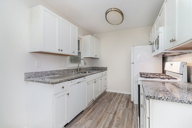 Building Photo - Spacious 5bed|2bath Home w/ Large Backyard...