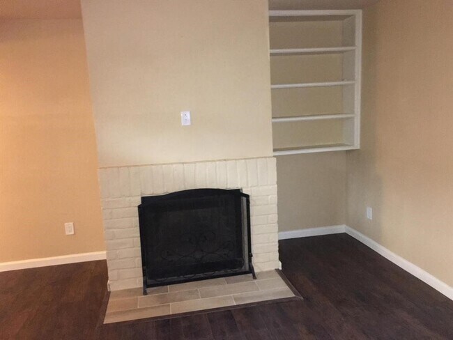 Building Photo - 766 Memorial Mews St