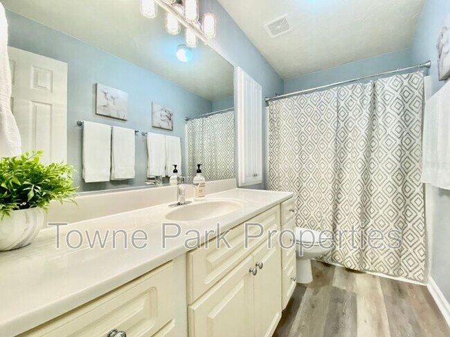 Building Photo - 549 Edgecliff Ln