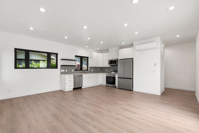 Building Photo - Stunning brand new construction, modern lu...