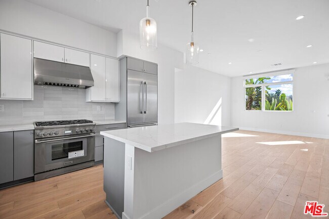 Building Photo - 3232 S Barrington Ave