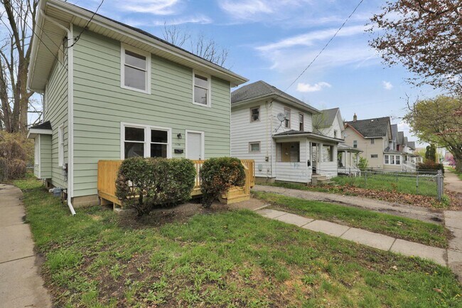 Building Photo - 1136 W Allegan St