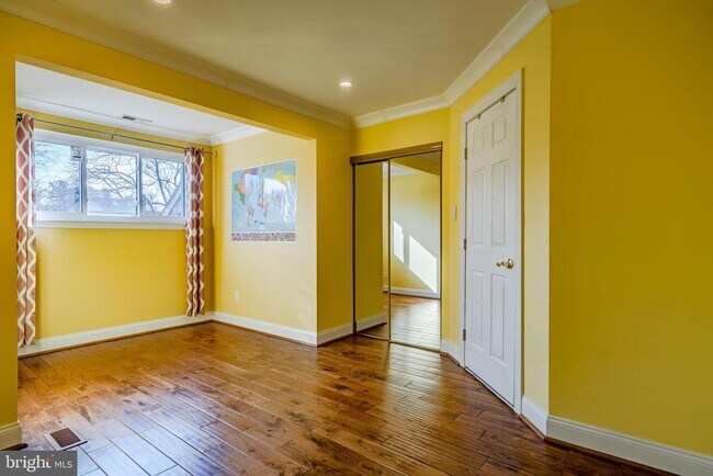Building Photo - 227 Carriage Ct