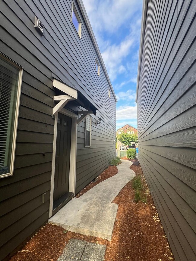 Building Photo - 2641 NE 130th Ct