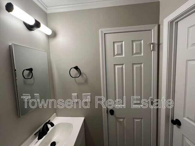 Building Photo - 5850 Century Oaks Dr